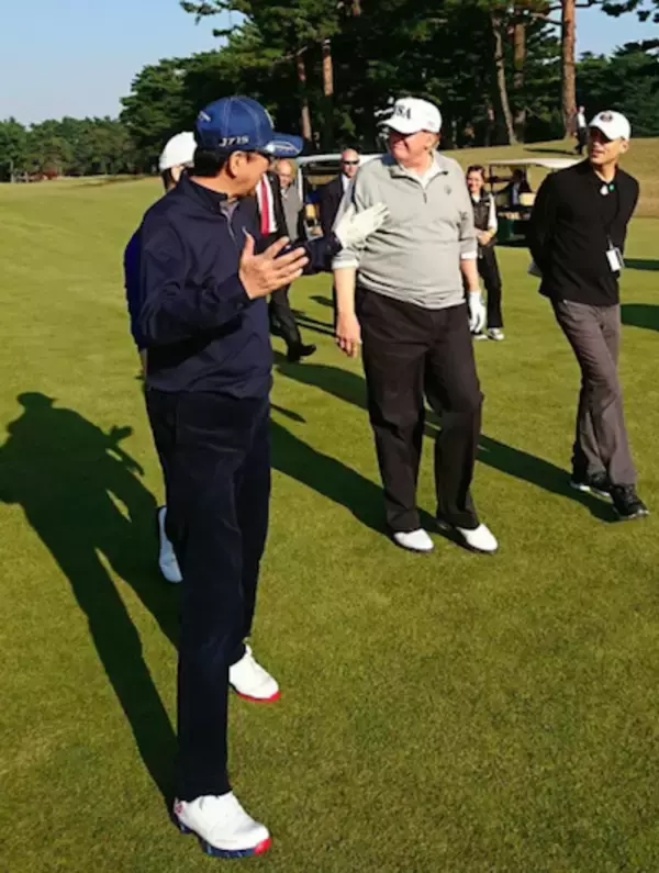 テレ東以外のテレビ局は封印？　安倍とトランプ「ゴルフ場アクシデント映像」には両者の本当の関係が