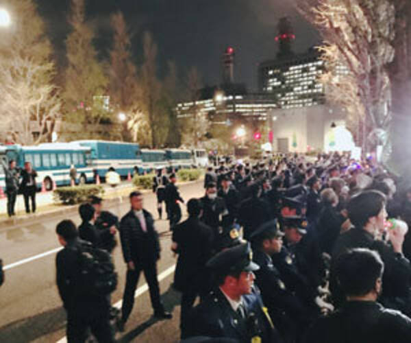 地下鉄出口封鎖 通行阻止 官邸前デモの過剰警備がひどい 拡大する抗議封じ込めのため官邸が警視庁に圧力か 18年4月6日 エキサイトニュース