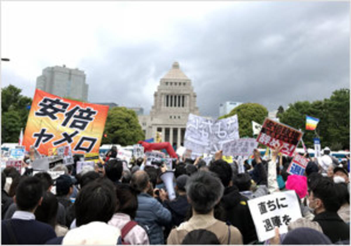 安倍はやめろ 抗議デモが15年以来の事態に デモ封じ込めの鉄柵も決壊し国会前を埋め尽くした怒りの声 18年4月14日 エキサイトニュース