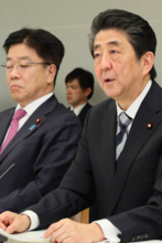 クルーズ船の厚労省職員を「感染者が増えるのは嫌」と検査せず…国内感染者増加を隠蔽する安倍政権、検査数は韓国の20分の1