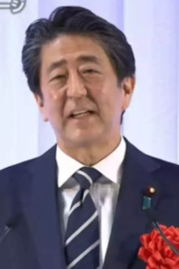 安倍元首相の近畿大卒業式登場に「そんな場合か」の声！ 子分の近大理事長・世耕弘成とともに “プーチン擦り寄り”に反省なし