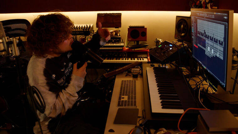 Vaundyが『情熱大陸』で見せた"表現者"の執念。菅田将暉と語った本音と、聖地アビーロードに刻んだ「覚悟」