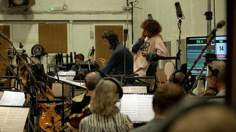 Vaundyが『情熱大陸』で見せた"表現者"の執念。菅田将暉と語った本音と、聖地アビーロードに刻んだ「覚悟」