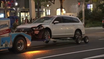 神戸・三宮の交差点で車が歩行者など次々はね…21歳女性が死亡　運転していた50代男性が重傷　赤信号のまま進入　ほか3人軽傷　