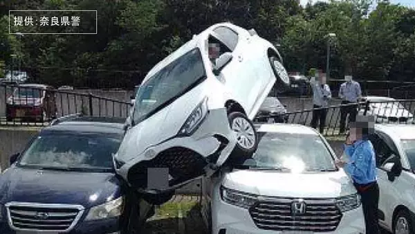 【車の上に車】柵をなぎ倒した乗用車が別の車に乗り上げる…77歳女性「アクセルとブレーキを踏み間違えた」奈良市の駐車場（画像あり）
