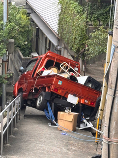 神戸市長田区で軽トラックが歩行者２人はねる　１人死亡 