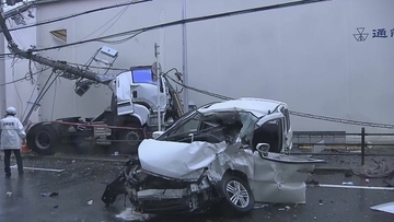 トラックと乗用車が接触する右直事故　はずみで電柱が傾く…7人重軽傷　大阪・住之江区