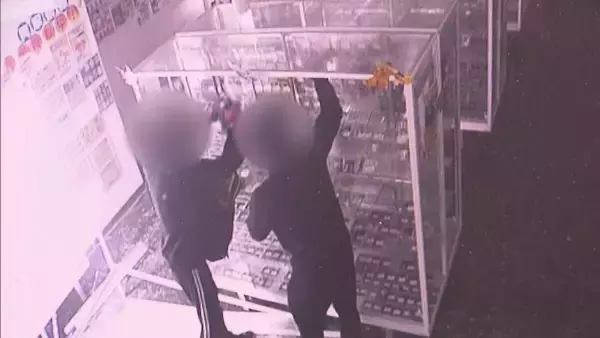 【未明の蛮行】南海難波駅近くのカードショップに車が突っ込み…　2人組がポケモンカードなど盗んで逃走