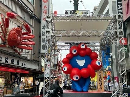 【速報】大阪・道頓堀に「いらっしゃい」　ミャクミャクモニュメント現る　公開は8月末まで