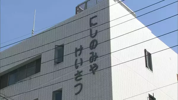 足の甲とスニーカーの間にスマートフォンを挟み込み電車内で女性のスカート内を盗撮か　自称・豊中市上下水道局の職員を逮捕