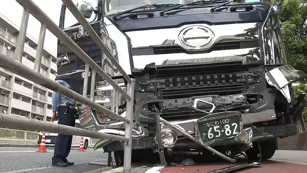 トレーラーが歩道に乗り上げ１人軽傷…金属製の柵を約１０ｍなぎ倒す　大阪・住之江区