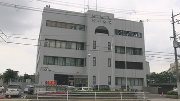 バスやトラックなど５台絡む事故　運転手ら５人搬送　右足を運転席に挟まれるなどケガ　大阪・四條畷市