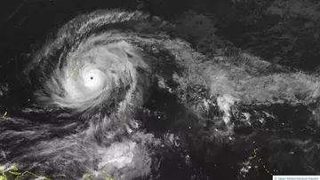 大型で猛烈な勢力に急発達　台風4号（シンラコウ）は最大瞬間風速は85メートル、中心気圧905ヘクトパスカルで北西へ進む【気象庁　進路予想】