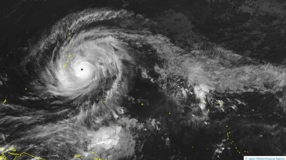 大型で猛烈な勢力に急発達　台風4号（シンラコウ）は最大瞬間風速は85メートル、中心気圧905ヘクトパスカルで北西へ進む【気象庁　進路予想】