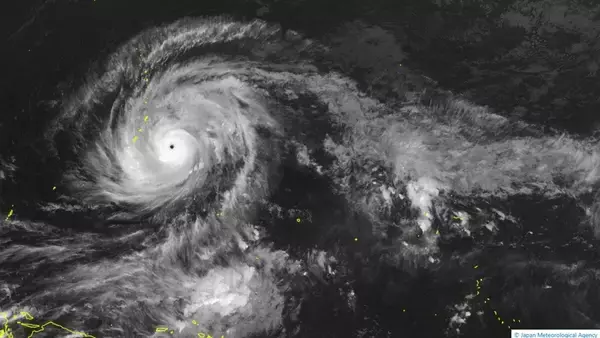 大型で猛烈な勢力に急発達　台風4号（シンラコウ）は最大瞬間風速は85メートル、中心気圧905ヘクトパスカルで北西へ進む【気象庁　進路予想】