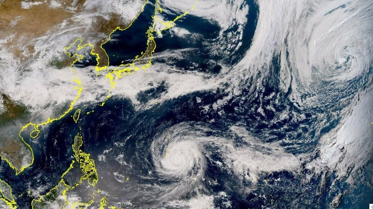 大型で猛烈な勢力に急発達　台風4号（シンラコウ）は最大瞬間風速は85メートル、中心気圧905ヘクトパスカルで北西へ進む【気象庁　進路予想】
