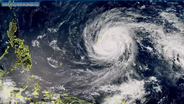 「大型で猛烈な勢力に急発達　台風4号（シンラコウ）は最大瞬間風速は85メートル、中心気圧905ヘクトパスカルで北西へ進む【気象庁　進路予想】」の画像