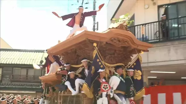 『岸和田だんじり祭』始まる！勢いよく走り直角に方向転換…迫力の“やりまわし”に歓声「やっぱりすごい」