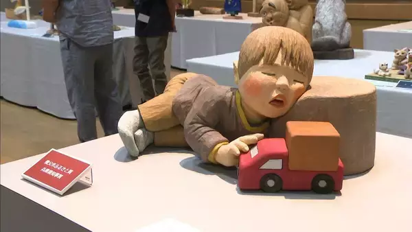 まるで本物？寝息が聞こえそうな子どもに精巧なランドセルも　全国から『木彫り作品』85点が集結し審査会　兵庫・養父市