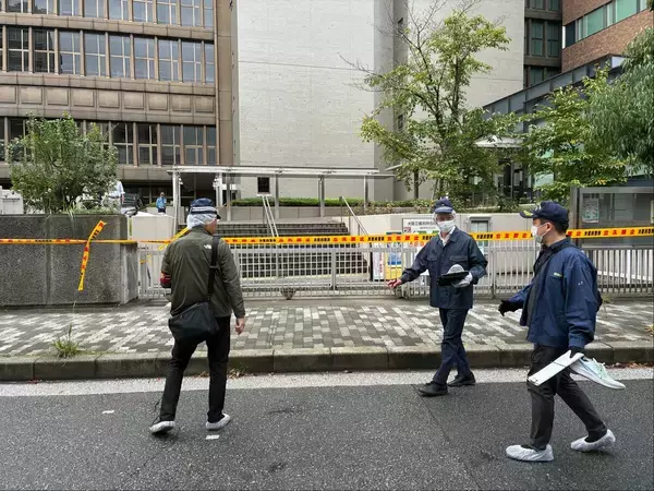 【速報】大阪地裁前で男性が刺されケガ　殺人未遂の疑いで男を緊急逮捕　男性は首のあたりを刺され重傷か　「男性との間に金銭トラブルがあった」と話す