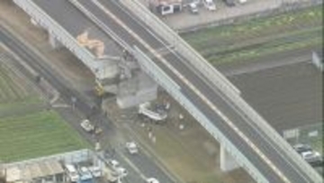 【速報】ダンプカーが高速道路の壁突き破り…約20m下に転落　運転していた男性が一時閉じ込められるも救助　大阪・羽曳野市の南阪奈道路
