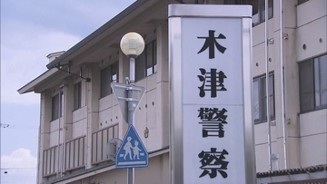 京都府木津川市の河川敷で車が燃える火事　車の近くで性別・年齢不明の遺体見つかる