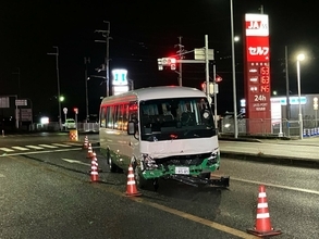 スクールバスが逆走し車やバイクなど計5台に追突　運転手の男(67)を現行犯逮捕「なぜ逆走したかわからない」計12人が搬送　大阪・河内長野市
