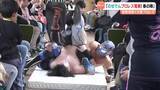 「列車内でプロレス試合！？　能勢電鉄×大阪プロレスがタッグ　狭い車内で得意技を披露「のせでん、サイコー！」　」の画像1