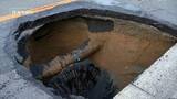 「【速報】道路陥没で通行止め 下水道管とマンホールの継ぎ目はがれ土砂流入か 大阪・摂津市」の画像1