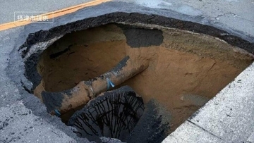 【速報】道路陥没で通行止め 下水道管とマンホールの継ぎ目はがれ土砂流入か 大阪・摂津市