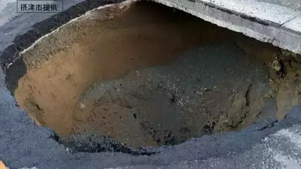 「【速報】道路陥没で通行止め 下水道管とマンホールの継ぎ目はがれ土砂流入か 大阪・摂津市」の画像