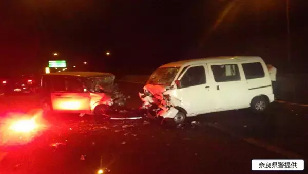 【速報】西名阪道で軽自動車同士が正面衝突　2人が死亡　1人が重体　逆走した可能性もあるとみて捜査　奈良・香芝市