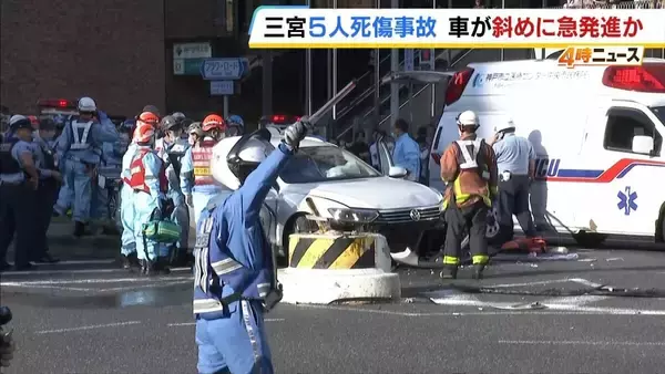 目撃者「バンパーに女の人を引っ掛けたまま」神戸で5人死傷の事故…歩行者らはねた車は突然斜め前方に発進か 21歳女性が死亡