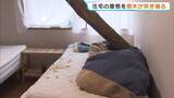 「「ドーンという音とともに木が落ちてきた」裏山の木が倒れ住宅の屋根を突き破り…就寝していた住人男性のすぐ脇に当たる　ケガはなし　和歌山・白浜町」の画像1