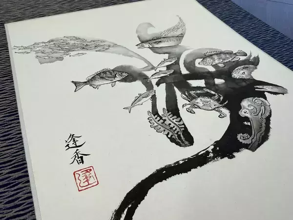 「【秘話】「このクリーチャーは何？」大会異例の“水墨画ビジュアル”が話題！　人気“妖怪書家”が挑んだ「日本一シビア」な魚の表現と故郷への執念」の画像