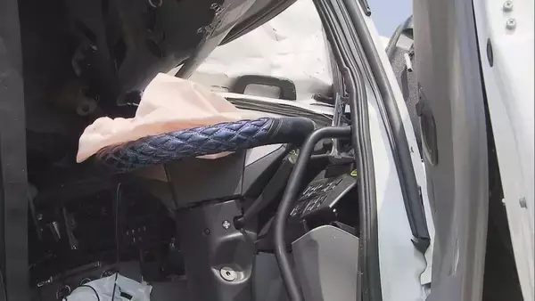 「路肩に停車中の大型トラックに中型トラック追突…さらに別の大型トラックも突っ込む　男性2人重傷　滋賀・名神高速」の画像