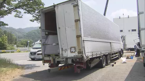 「路肩に停車中の大型トラックに中型トラック追突…さらに別の大型トラックも突っ込む　男性2人重傷　滋賀・名神高速」の画像