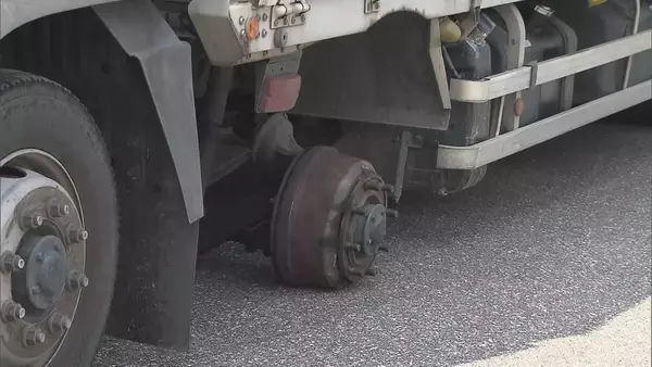 「路肩に停車中の大型トラックに中型トラック追突…さらに別の大型トラックも突っ込む　男性2人重傷　滋賀・名神高速」の画像