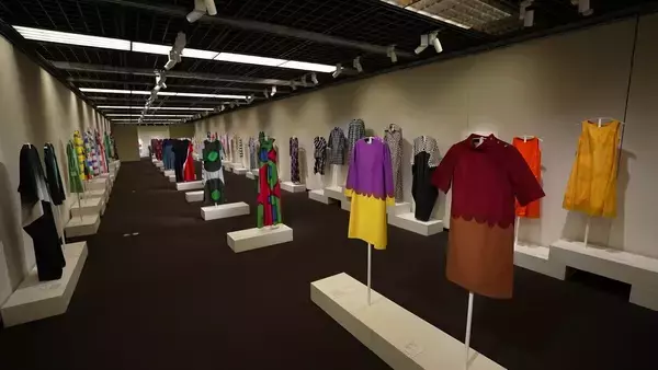 「京都文化博物館で「マリメッコ展」日本で約10年ぶりの大規模展示　ドレス約70点がずらり！名作「ウニッコ」誕生の舞台裏にも迫る【9月6日(日)まで】」の画像