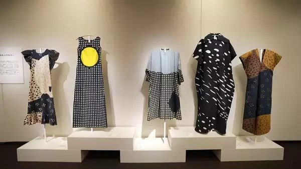 「京都文化博物館で「マリメッコ展」日本で約10年ぶりの大規模展示　ドレス約70点がずらり！名作「ウニッコ」誕生の舞台裏にも迫る【9月6日(日)まで】」の画像