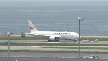 【速報】JAL機が関西空港にダイバート　機材不具合か　牽引車に引かれて移動　関空B滑走路は約1時間半の閉鎖見込み