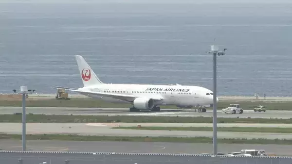 【速報】JAL機が関西空港にダイバート　機材不具合か　牽引車に引かれて移動　関空B滑走路は約1時間半の閉鎖見込み