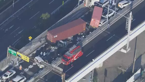 第二神明で車10台の玉突き事故「トレーラーが横を向いている」軽乗用車に閉じ込められた男性が複数か所を骨折