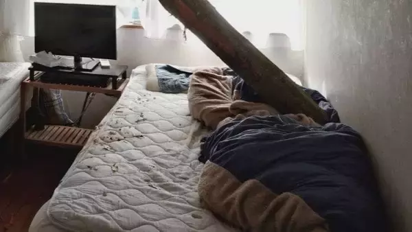 「【速報】倒木が住宅の屋根を突き刺しベッドを直撃　あわや！「びっくりした、数センチずれてたら当たっていた」住民にケガ無し　和歌山・白浜町」の画像