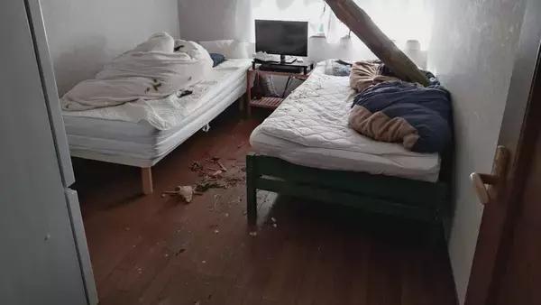 「【速報】倒木が住宅の屋根を突き刺しベッドを直撃　あわや！「びっくりした、数センチずれてたら当たっていた」住民にケガ無し　和歌山・白浜町」の画像