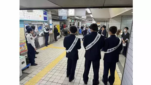 「ヘルメットを被りましょう」大阪星光・四天王寺の生徒らも交通ルール呼びかけ　大阪の自転車事故は10代が最多　天王寺警察署