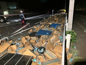 トラックをけん引していたレッカー車が電柱などに接触 周辺の住宅など約420軒で停電 警察が関連捜査 神戸・灘区