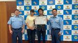 「「宝くじ当選した」「ギフトカードを今日中に送らないと」焦る高齢男性　違和感抱いた介護福祉士の機転で詐欺被害防ぐ　事業所に感謝状　大阪府警交野署」の画像1