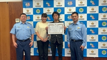 「宝くじ当選した」「ギフトカードを今日中に送らないと」焦る高齢男性　違和感抱いた介護福祉士の機転で詐欺被害防ぐ　事業所に感謝状　大阪府警交野署