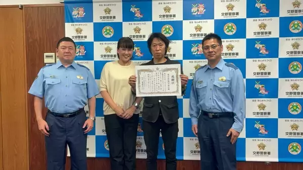 「宝くじ当選した」「ギフトカードを今日中に送らないと」焦る高齢男性　違和感抱いた介護福祉士の機転で詐欺被害防ぐ　事業所に感謝状　大阪府警交野署